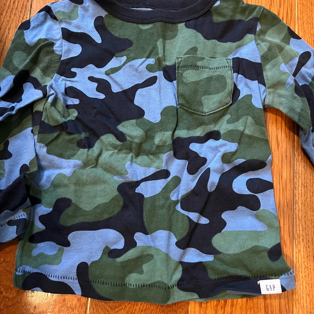 GAP Kids like new Blue and Green Camouflage Long Sleeve Tees - Picture 7 of 11